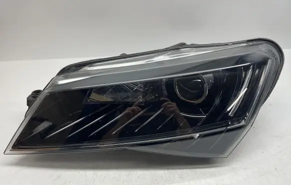Skoda Superb B5 (3U) Headlight/headlamp 3V1941015A