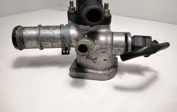 Volkswagen PASSAT B5.5 Engine coolant pipe/hose 038121133A