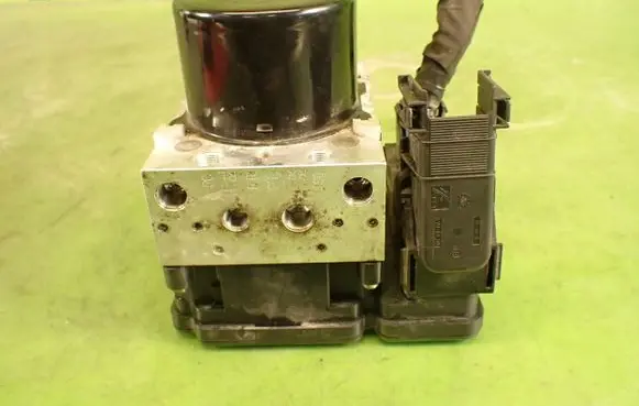 Volvo V70 ABS Pump 31329139P31329139