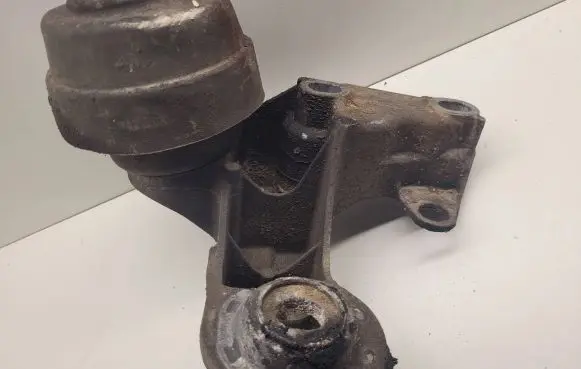 Audi A4 S4 B7 8E 8H Engine mounting bracket 8E0199352N