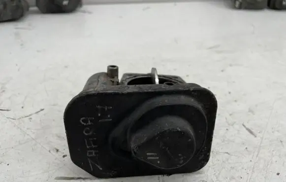 Opel Zafira B Throttle valve 8981052101