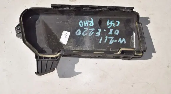 Mercedes-Benz E W211 Fuse box cover 2115400582