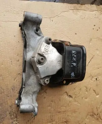 Engine mount vacuum valve
