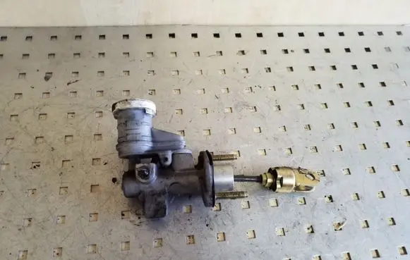 Mitsubishi L200 Clutch master cylinder