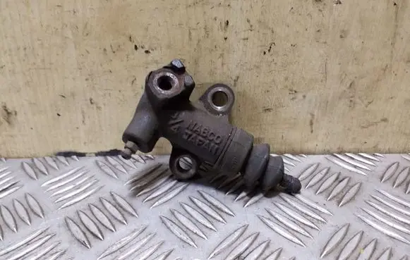 Subaru Outback Clutch slave cylinder 