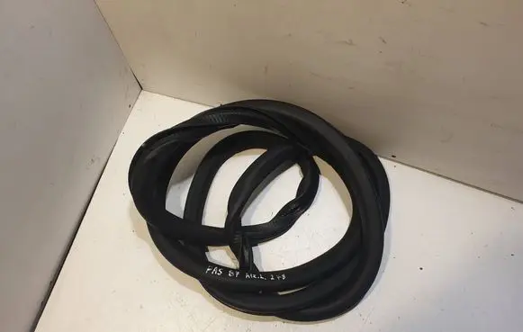 Volkswagen PASSAT B7 Rear door rubber seal (on body) 3C9867913B