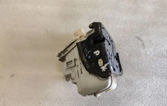 Audi A4 S4 B7 8E 8H Front door lock 8E1837015AA
