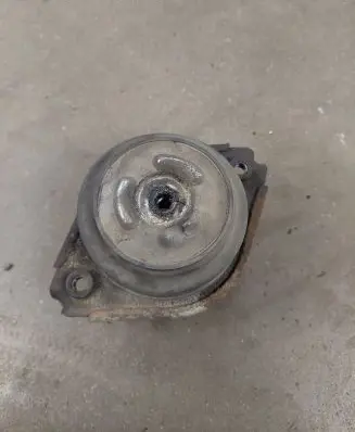 Mercedes-Benz R W251 Engine mount bracket A2512402717