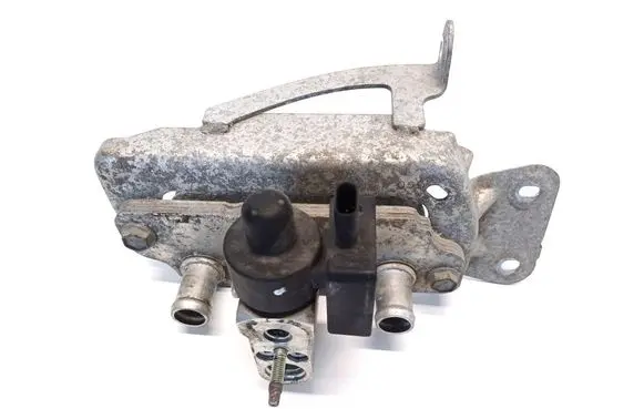 Tesla Model S Oil filter mounting bracket 1037357-00-E