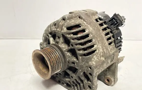 Volkswagen Golf III Generator/alternator 037903023C