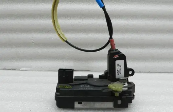 Opel Zafira B Rear door lock 13210739