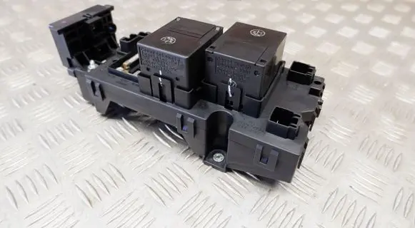 Lexus GS 300 350 430 450H Relay mounting block G382030010