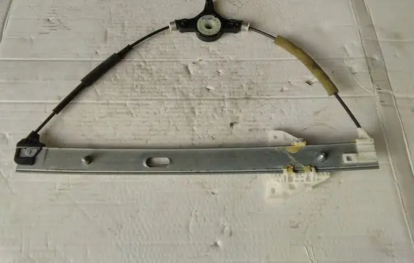 Mazda 2 Front window lifting mechanism without motor