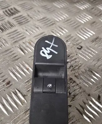 Opel Zafira B Electric window control switch 042625