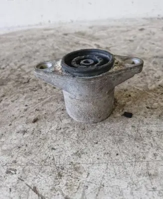Volkswagen PASSAT B5.5 Front shock absorber mounting bracket 