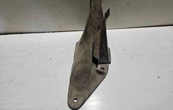 Engine mounting bracket
