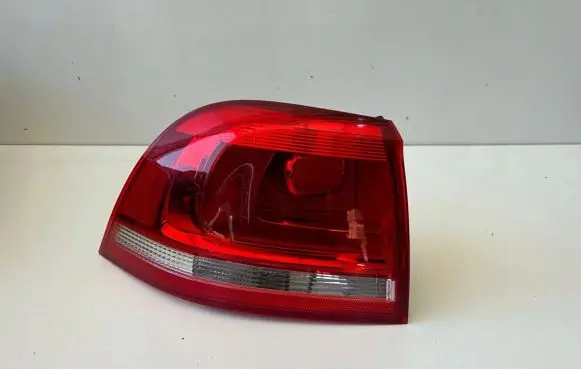 Volkswagen Touareg II Rear/tail lights 7P6945095