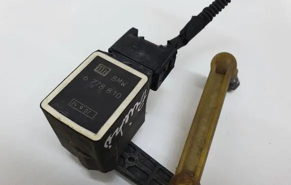 Headlight/headlamp level sensor