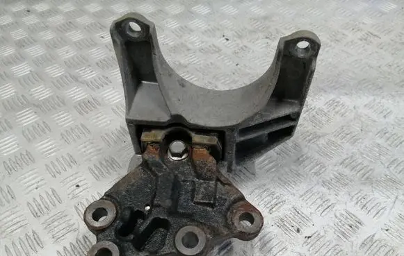 Nissan Qashqai Engine mounting bracket
