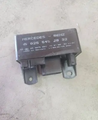 Mercedes-Benz A W168 Glow plug pre-heat relay 0255452832