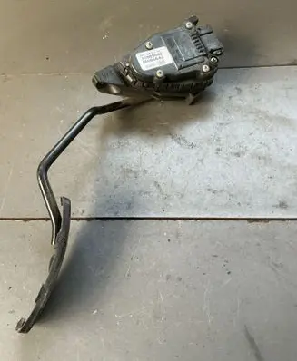 Accelerator throttle pedal
