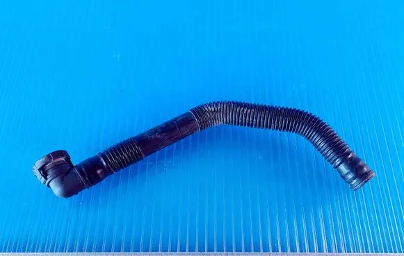 Volkswagen PASSAT B6 Breather hose/pipe 1K0129637D