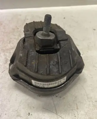 BMW 5 E60 E61 Engine mount bracket 6761089 5863090 15934612R