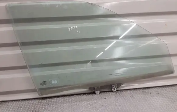 Honda CR-V Front door window glass four-door