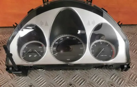 Mercedes-Benz C W204 Speedometer (instrument cluster) A2049002705