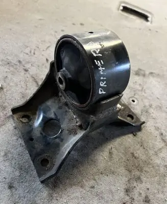 Nissan Primera Engine mount bracket