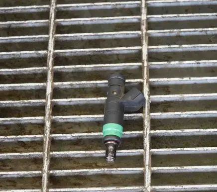 Audi A6 S6 C5 4B Fuel injector 06C133551