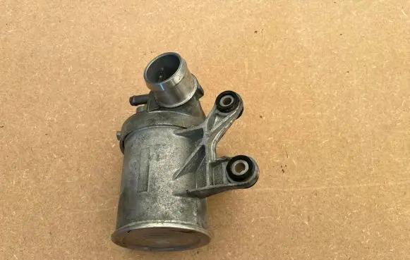 Mercedes-Benz E W213 Water pump a2742000407