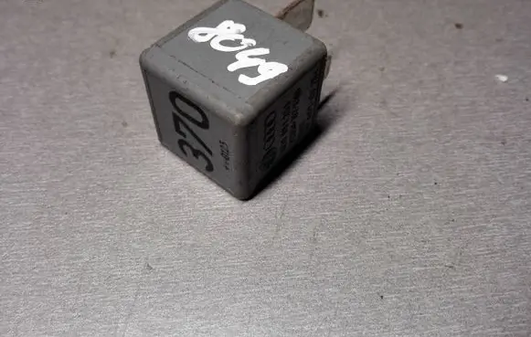 Volkswagen PASSAT B5.5 Other relay 8D0951253 V23134J52X300