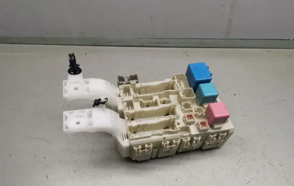 Toyota Yaris Fuse module 8273052321 704065015