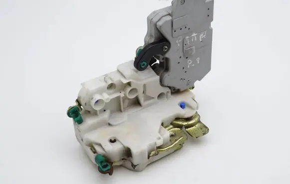 Nissan Primera Front door lock 