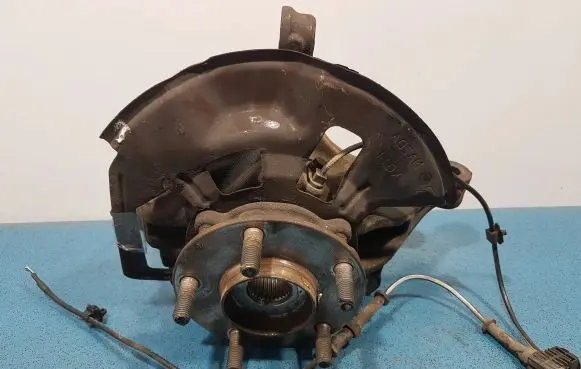 Mazda 3 II Front wheel hub spindle knuckle