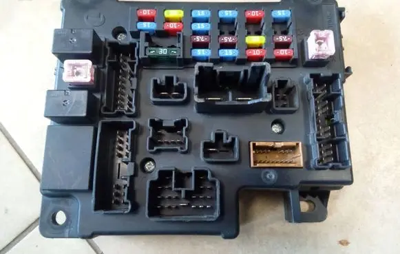 Peugeot 4007 Fuse module 519087902 NE70201