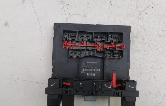 Volkswagen Golf V Fuse module 3C0937049D
