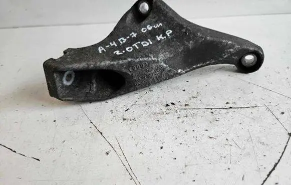 Audi A4 S4 B7 8E 8H Engine mounting bracket 8E0199307S