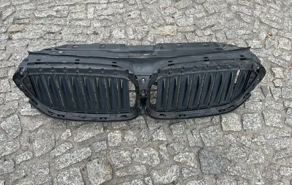 BMW 5 G30 G31 G38 Front bumper upper radiator grill 7497279