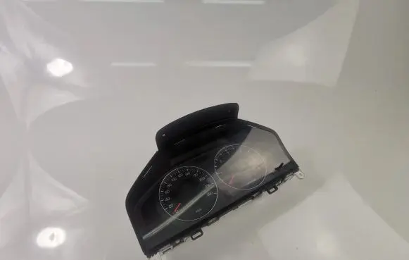Volvo V70 Speedometer (instrument cluster) 31270899AA