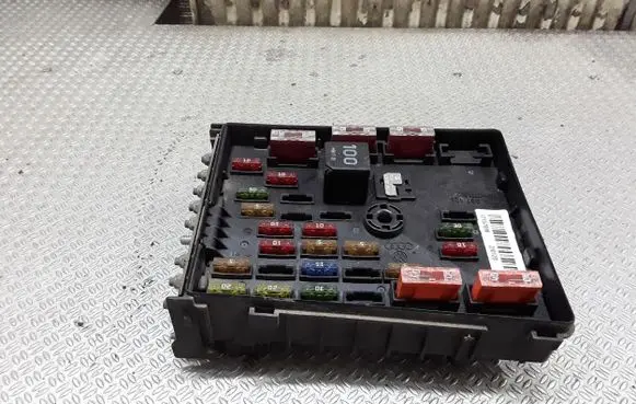 Volkswagen PASSAT B6 Fuse module 3C0937125