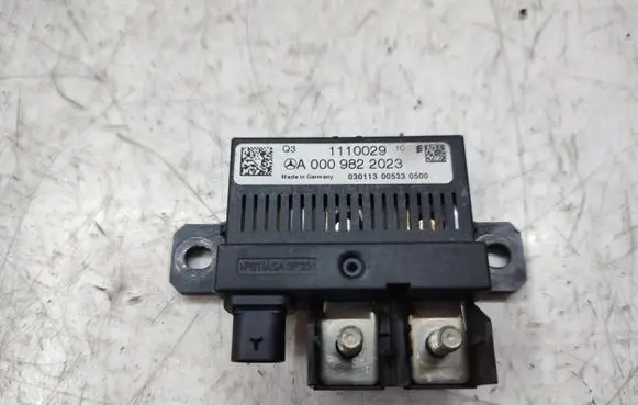 Mercedes-Benz GL X166 Charging relay A0009822023