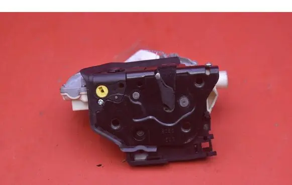 Volkswagen Tiguan Rear door lock 3C4839015A