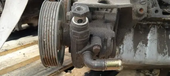 Volkswagen Golf IV Power steering pump KYB