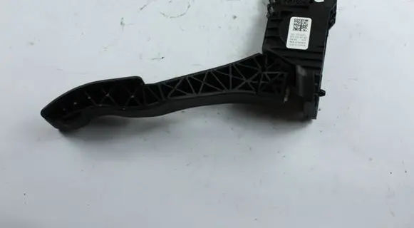 Volkswagen Tiguan Accelerator throttle pedal 5Q1723503L 6PV01062183