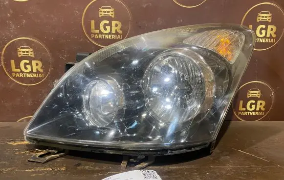 Toyota Corolla Verso AR10 Headlight/headlamp P7106L