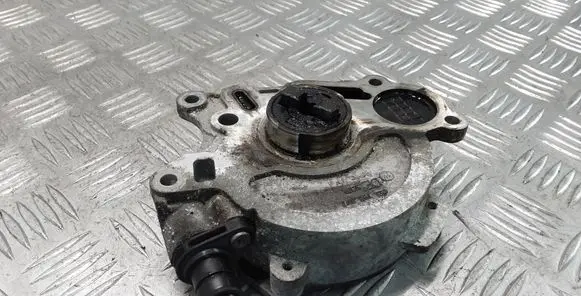 Volkswagen Golf VI Vacuum pump 03L100J