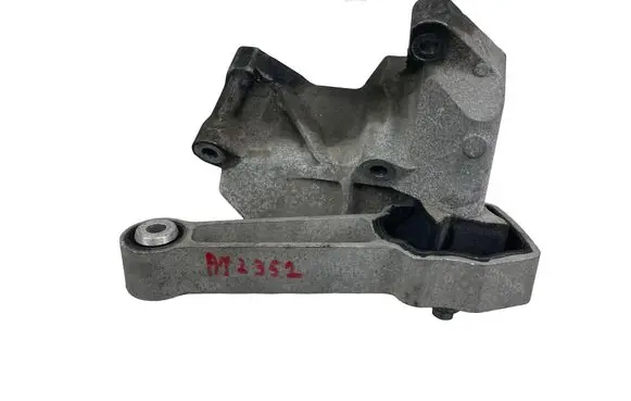Volvo XC60 Engine mount bracket