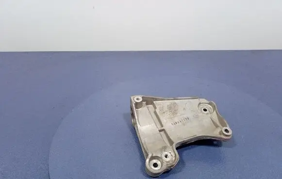 Engine mount vacuum valve